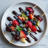 Spiedini di Frutta Mista con Salsa al Cioccolato